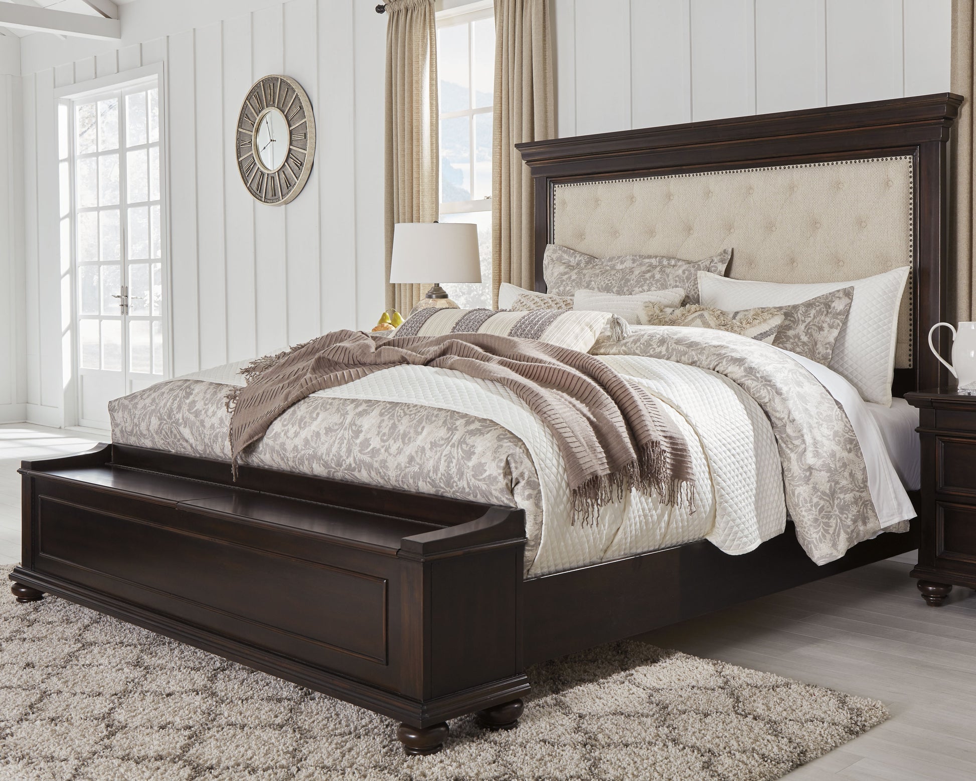 Brynhurst Dark Brown King UPH Bed with Storage Bench – Rob's